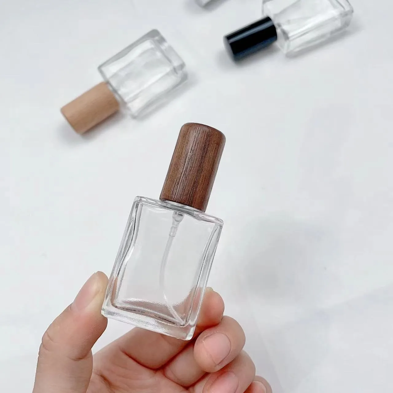 15ML Portable Travel Flat Square Transparent Perfume Atomizer Fine Mist Spray Bottle Empty Glass Refillable Container Wooden Lid