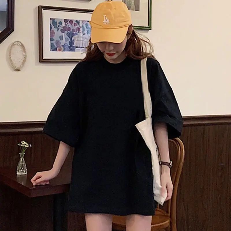 남성과 여성을 위한 순면 반팔 티셔츠 루즈하고 다재다능한 반팔 오버사이즈 탑 같은 흑백 여름