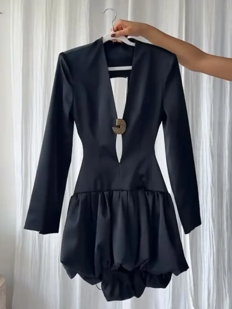Schwarzes strukturiertes Minikleid für Damen mit tiefem V-Ausschnitt, Ausschnitt hinten, Statement-Akzent mit goldener Schnalle und gekräuselten Saum – Detail 3