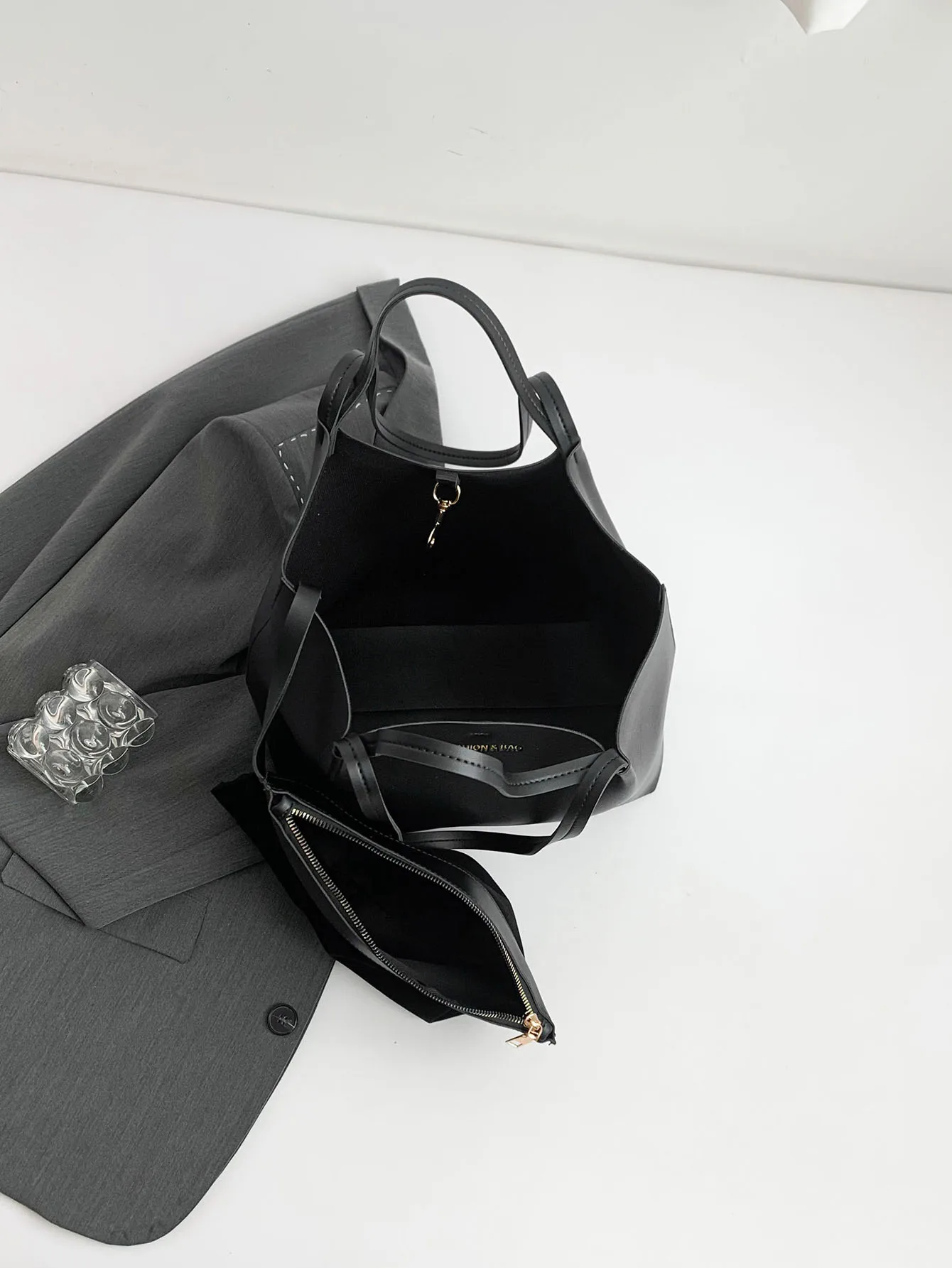 تشكيلة عصرية جديدة تتألف من قطعتين لحقائب اليد الن...