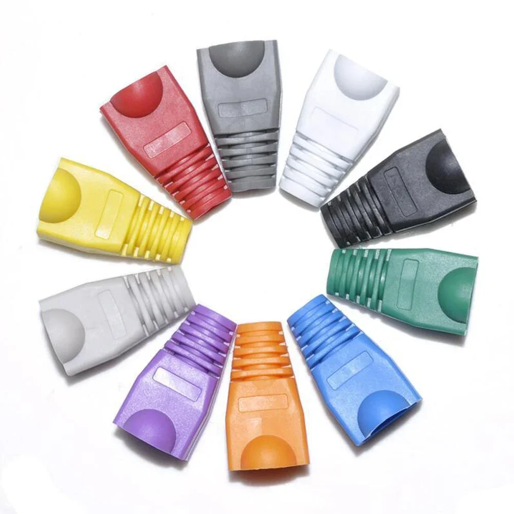 Vista ravvicinata di guaine protettive RJ45 in vari colori