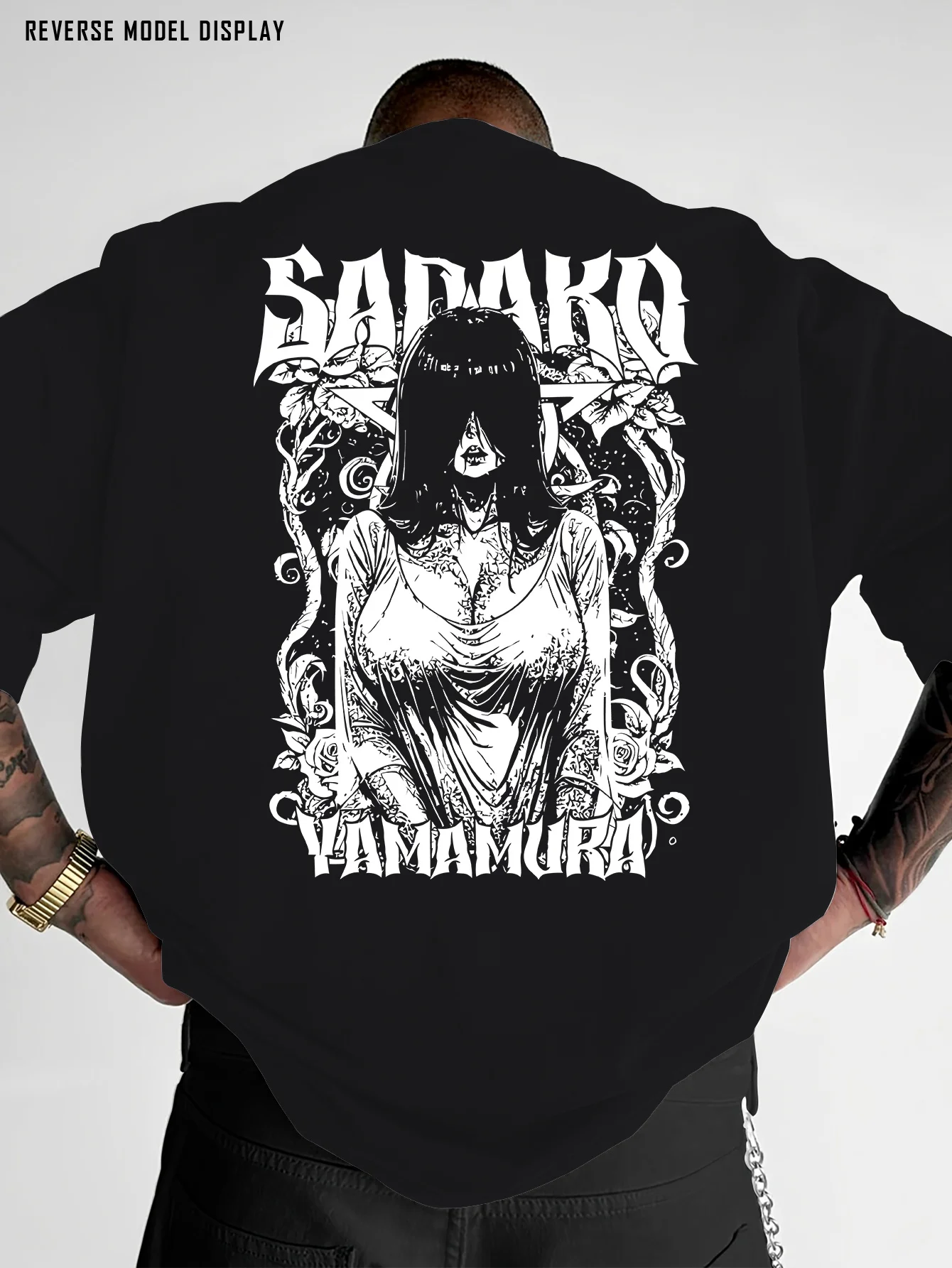 Lässiges Streetwear-T-Shirt für Herren, 100 % normale Passform, kurze Ärmel, Rundhalsausschnitt mit kräftigem SADAKO YAMAMURA-Grafikdruck, Anime-Design