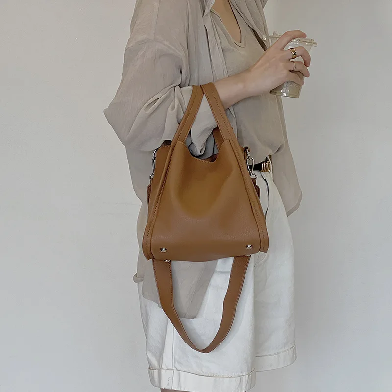 2023 Brand New Bucket Bag High-end Commuter Large-capacity Mother Package Bag Retro Wrinkle Fashion Pu Messenger Bag Female Bag