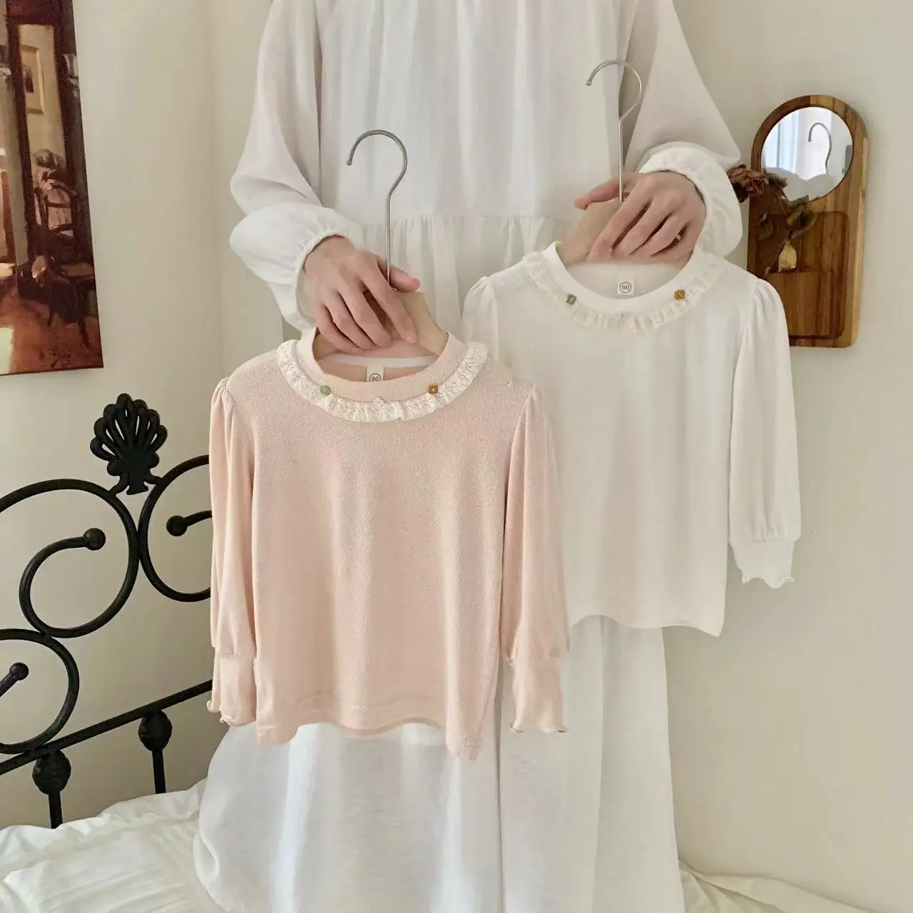 

Детская футболка с длинным рукавом и кружевным воротником