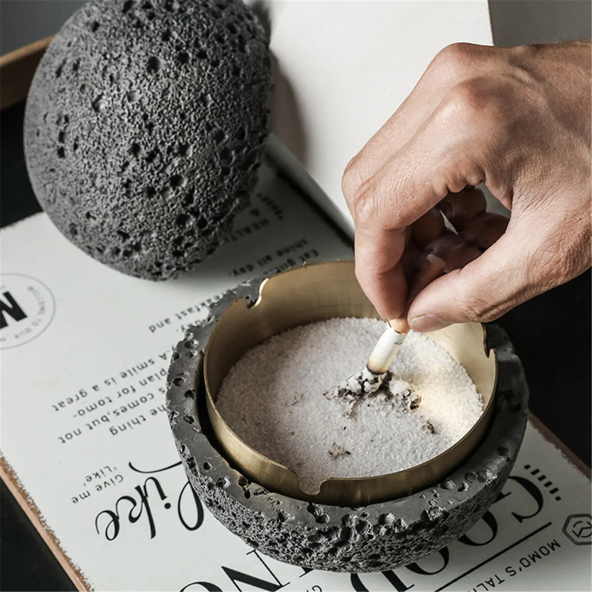 

Creative The Moon Cement Ashtray Personality Trend Anti Fly Ash with Lid Home Smoking Accessories Living Room Home Office