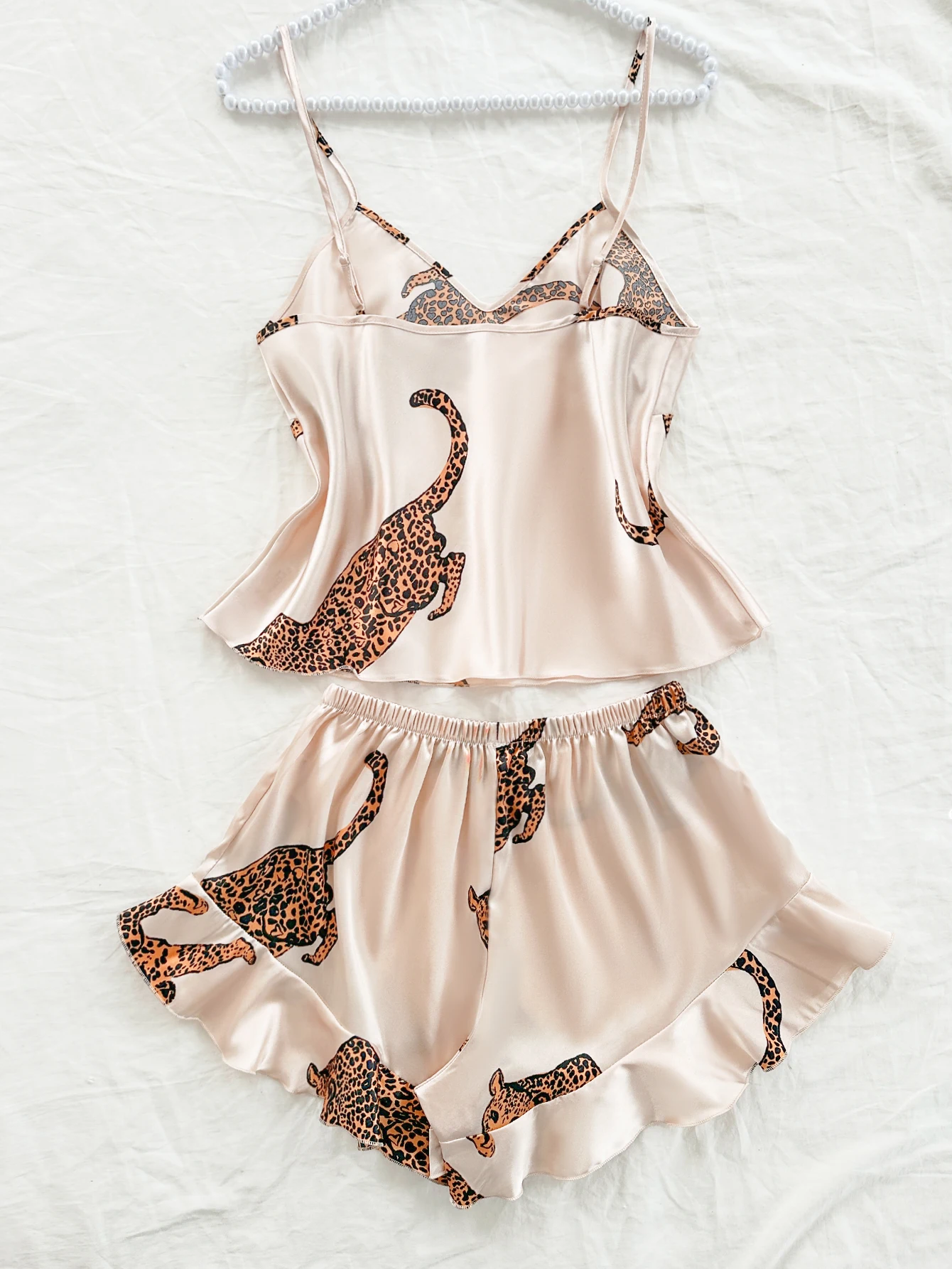 طقم بيجامة بطبعة الفهد مكون من قطعتين، شورت رسن مث...