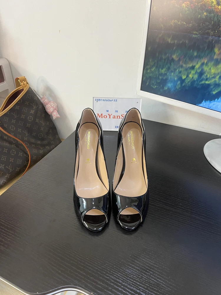 New Fish Mouth pumps detail view
