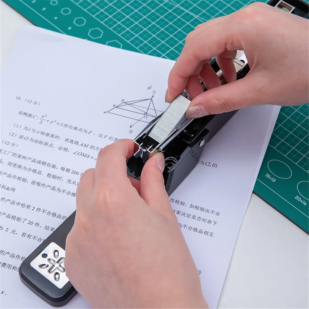 360도 회전하는 수동 데스크탑 스테이플러, 비즈니스 사무실에서 다기능으로 사용 가능합니다. 최대 25장까지 스테이플링할 수 있습니다.