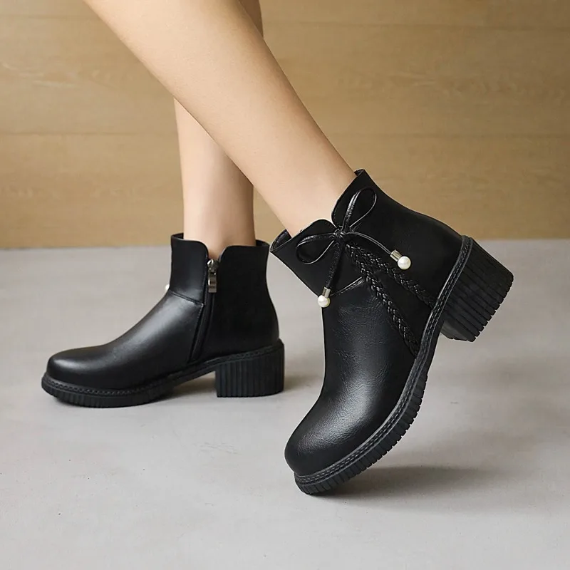 

Зимние Бархатные короткие сапоги с бантом, украшенные жемчугом, на толстом каблуке