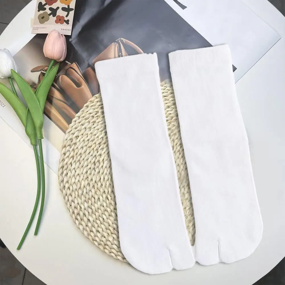 

Made of pure cotton, these socks are anti-septic, sweat-absorbent and deodorant Daily wear