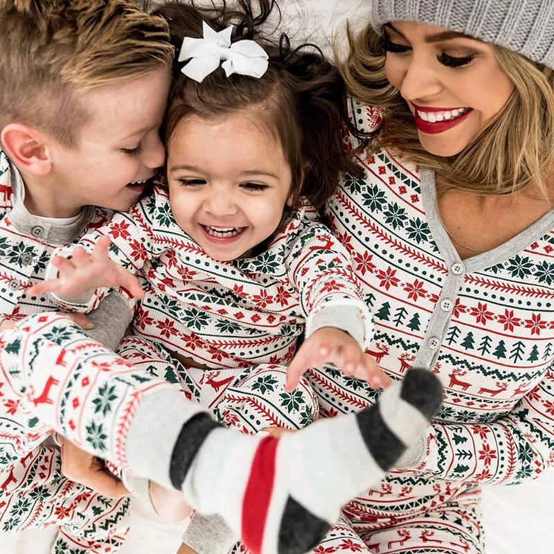 thumbnail image 2 of Pijamas familiares navideños 2024 a juego para papá, mamá e hija, conjunto de ropa de Navidad para adultos y niños, ropa de dormir para padre, madre e hijo, 2 of 5