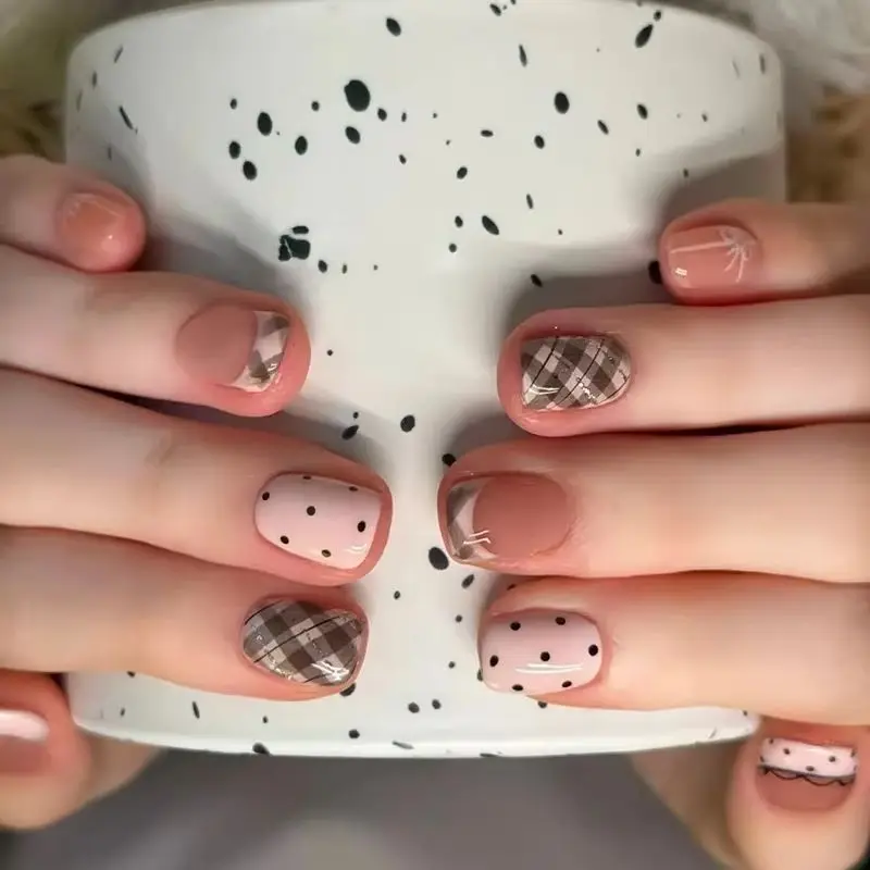 24개입 핑크 숏 스퀘어 인조 손톱 (글루 포함) 심플 블랙 물방울 무늬 플래드 ..