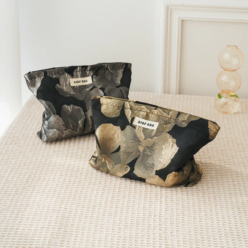 حقيبة مكياج أنثوية على شكل زهرة منقوشة باللون الذه...