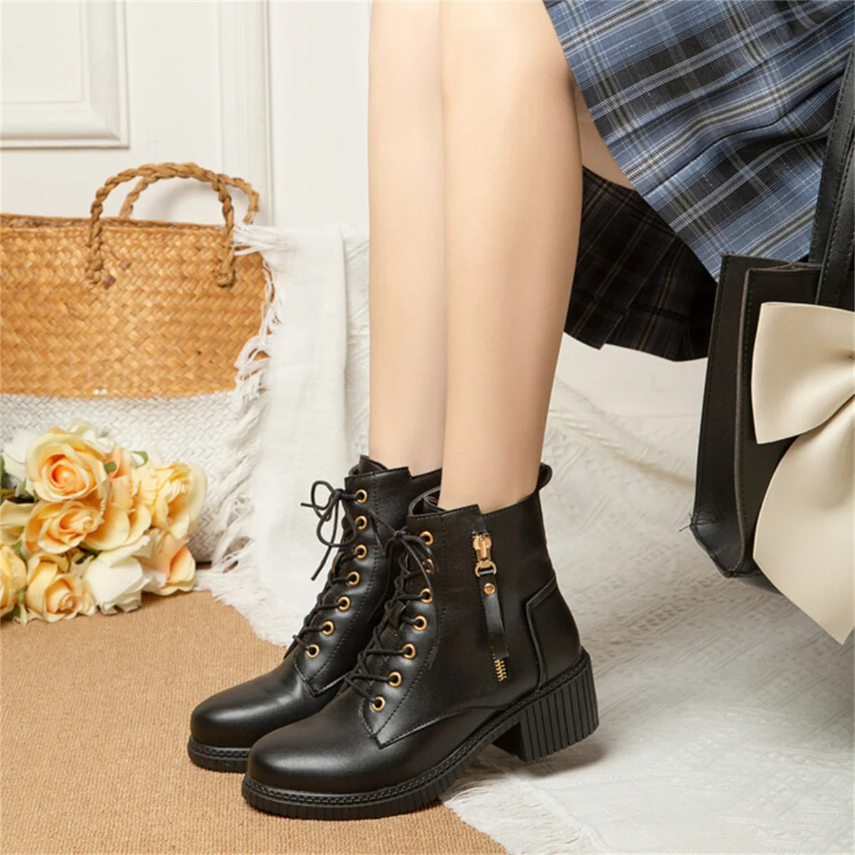 

French Retro Style Girls Shoes Autumn And Winter Thick Heeled Lace Up Martin Boots Thick Soles Round Head 5cm Short Heel Boots