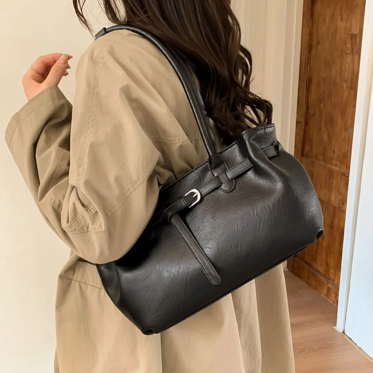 Spacious Women's Fashion Tote Bag - Urban Minimalist PU Shoulder Bag