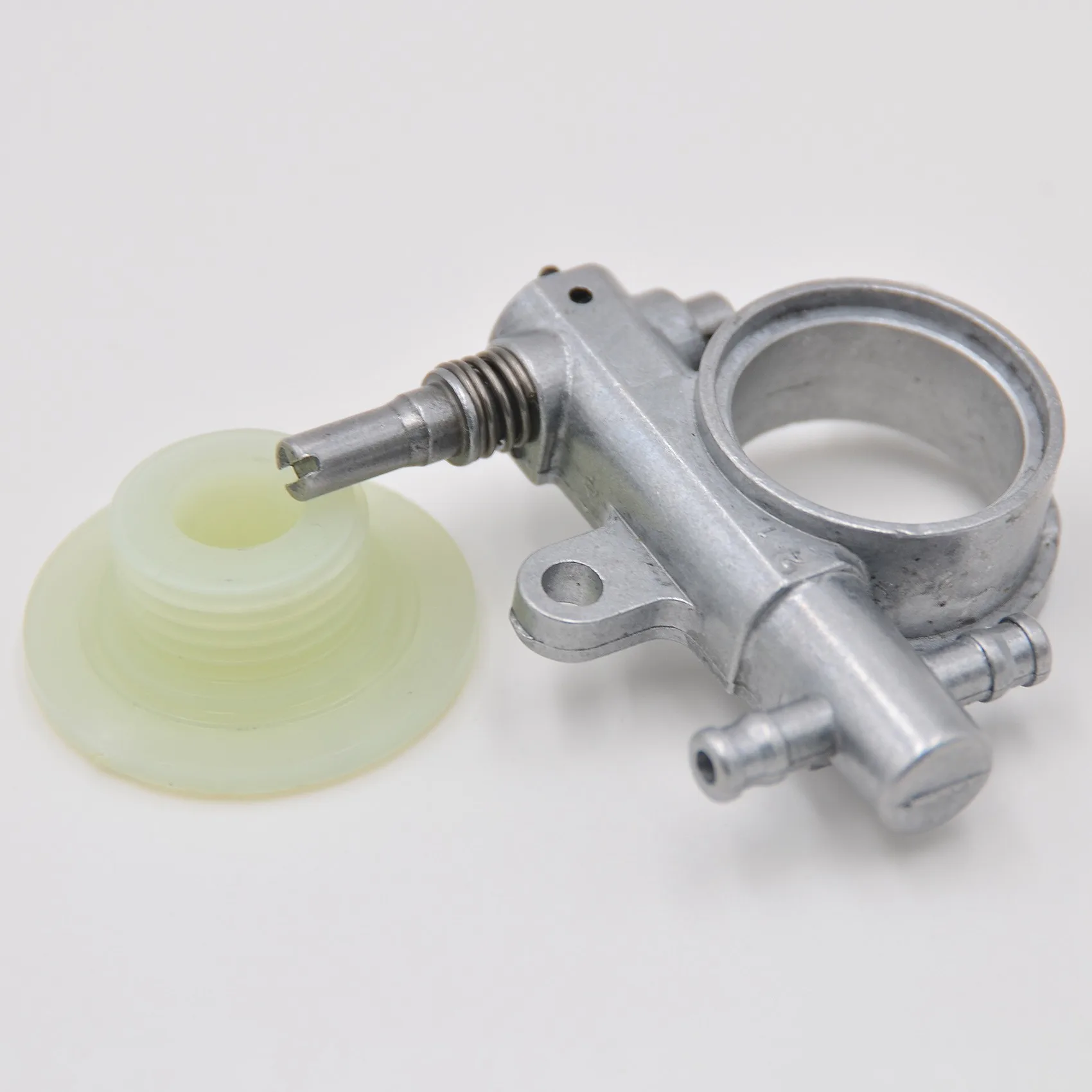 Chainsaw Spare Parts Chainsaw Oil Pump Worm Drive Gear 1Set Fit for 25CC/38CC Chain Saw