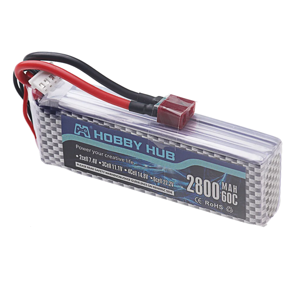 Vue rapprochée de la batterie LiPo 7.4V 1500mAh 2S montrant les étiquettes et les câbles de décharge.