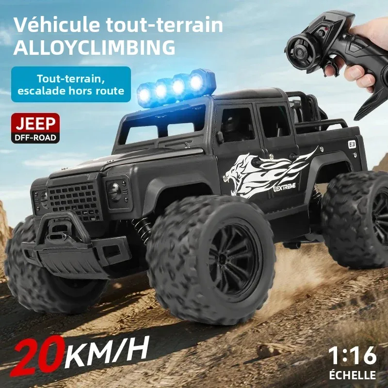 Rock Crawler 1:16 Alliage Tout-Terrain RC - SY9 Orange en équilibre sur une pente rocheuse, détail des amortisseurs et de la carrosserie orange.