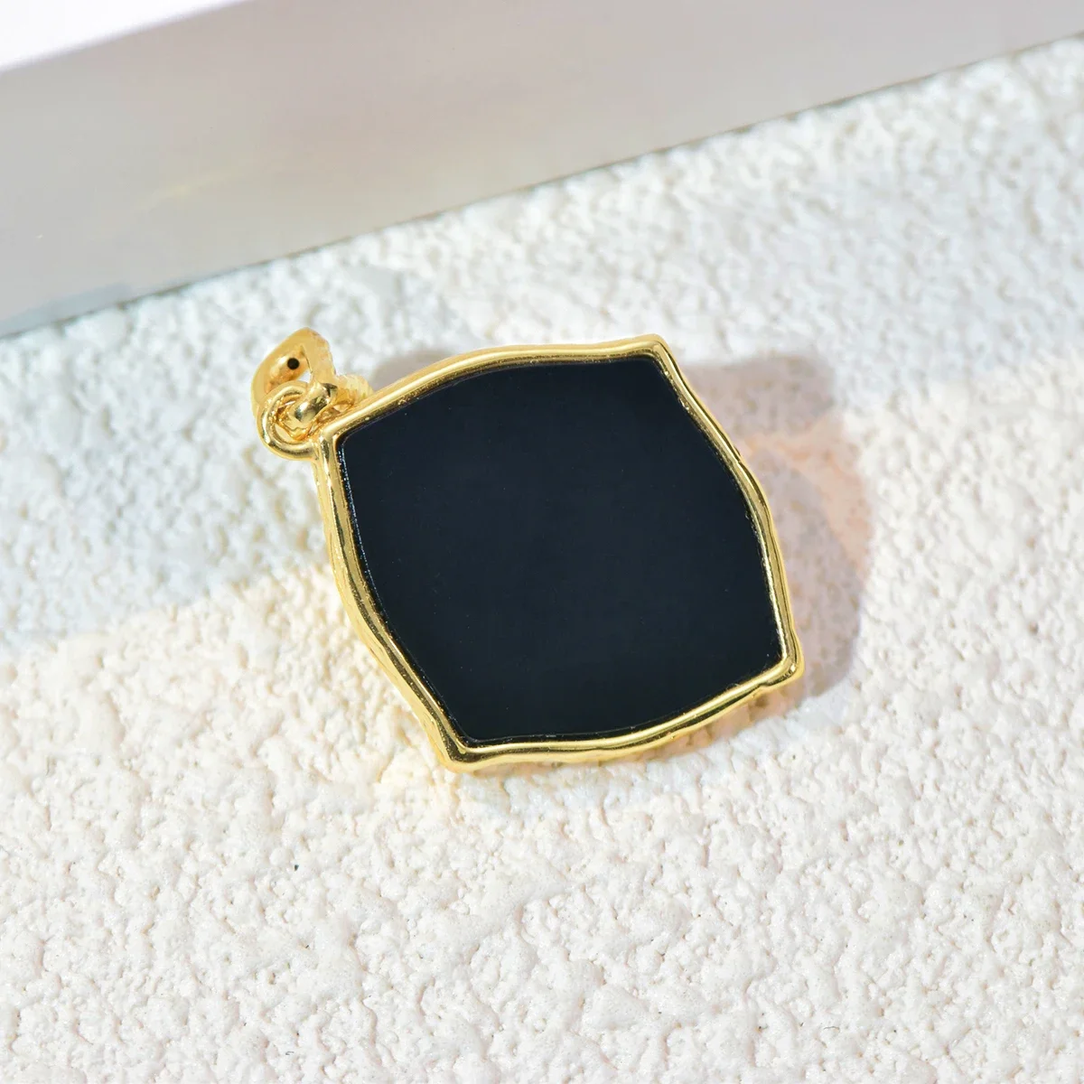 男性と女性のための18kゴールドポニー倍ペンダント付き