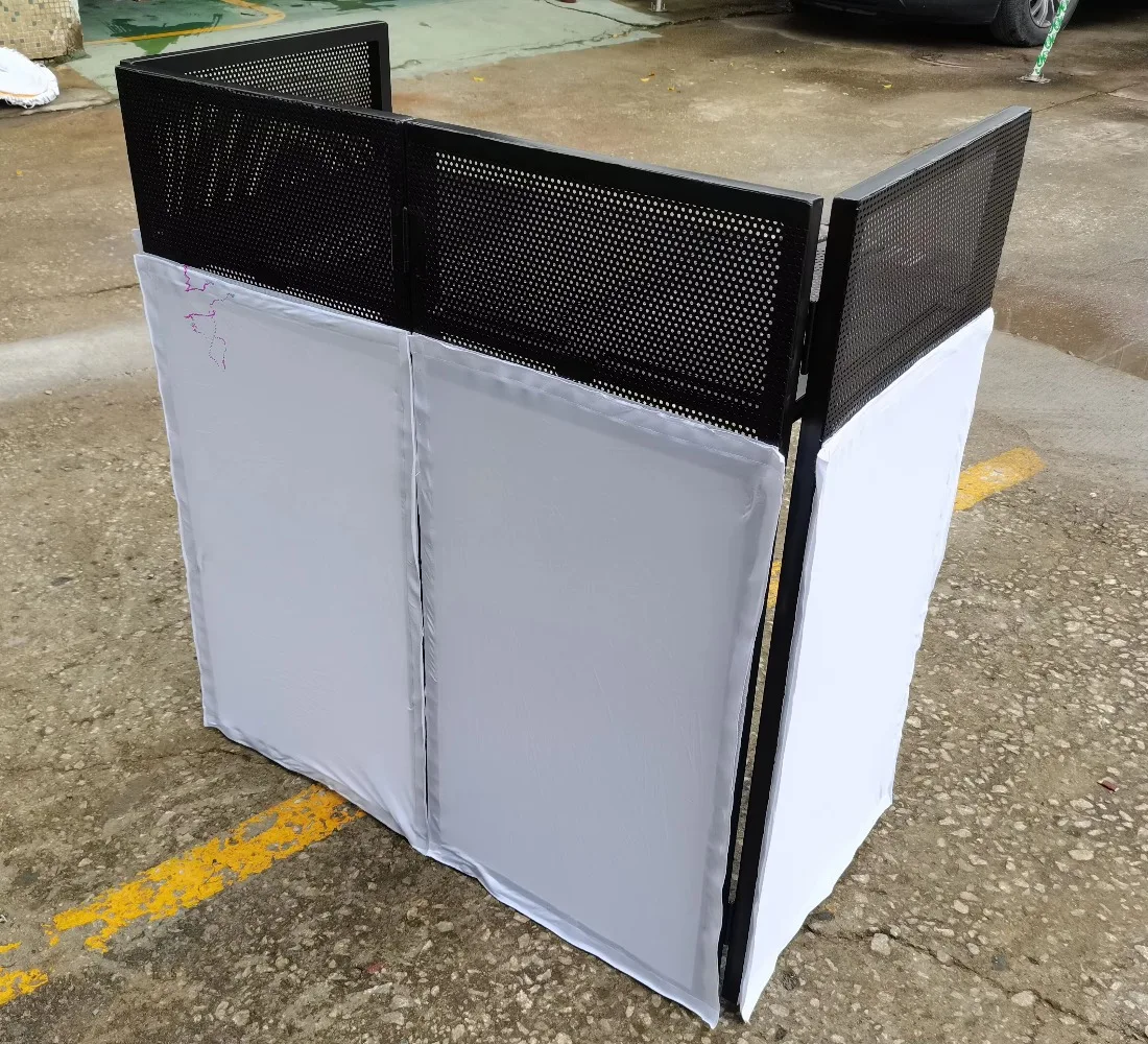 Neu eingetroffener, einfacher, günstiger, zusammenklappbarer mobiler DJ-Ständer aus Aluminium