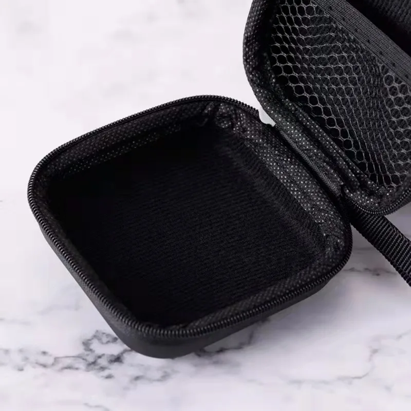 Étui de protection compact pour GoPro, transporté dans un sac à dos avec d'autres équipements