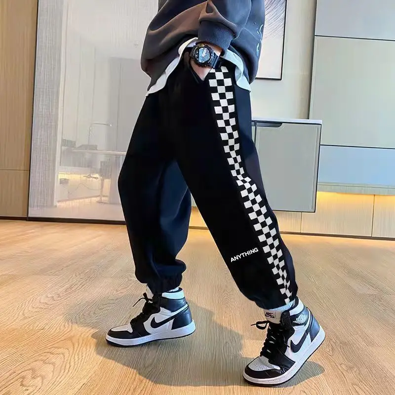 

Спортивные брюки для молодых мальчиков, повседневные свободные спортивные модные корейские с манжетами, эластичным поясом, буквами по бокам, в клетку, весна-осень 2023, 5-12 лет
