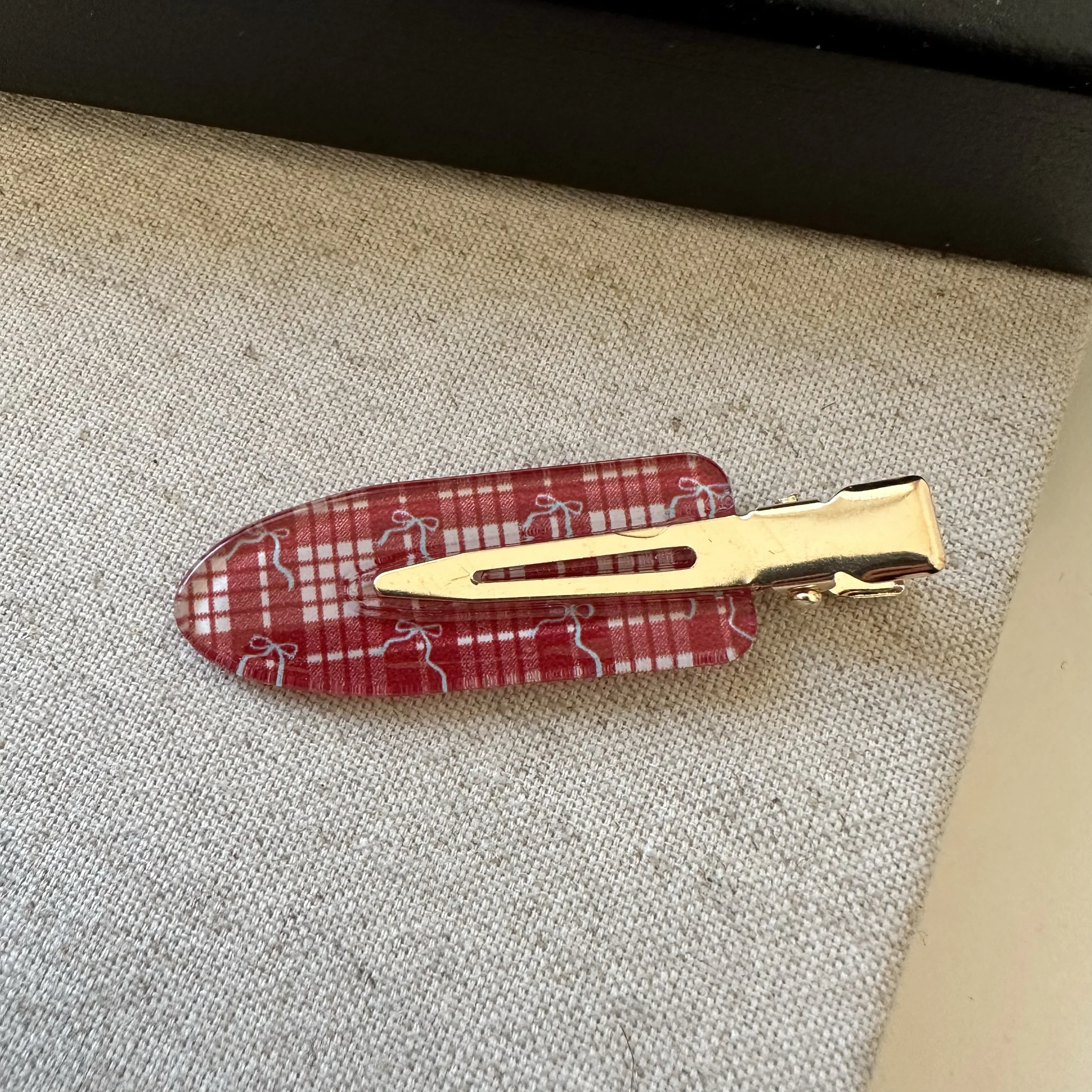 A small red and white grid