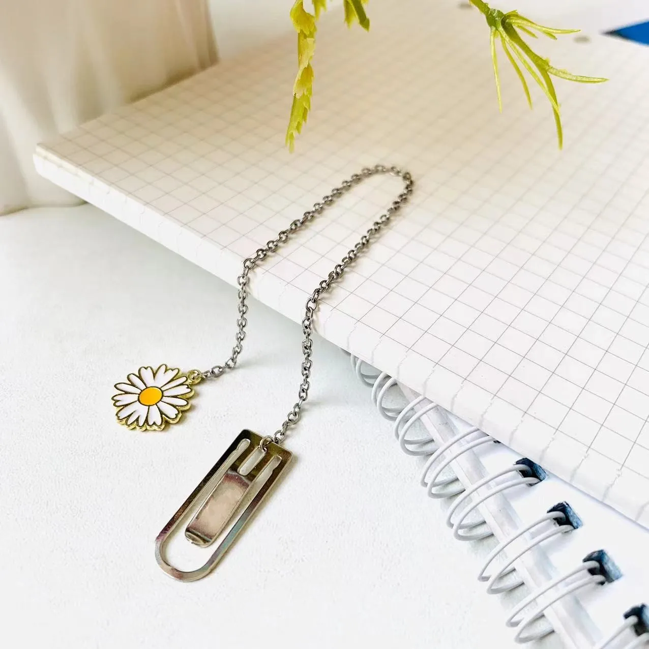 Creative Chrysanthemum Marker Clip School Office Supplies Metal Pagination Mark Cute Pendant Bookmarks