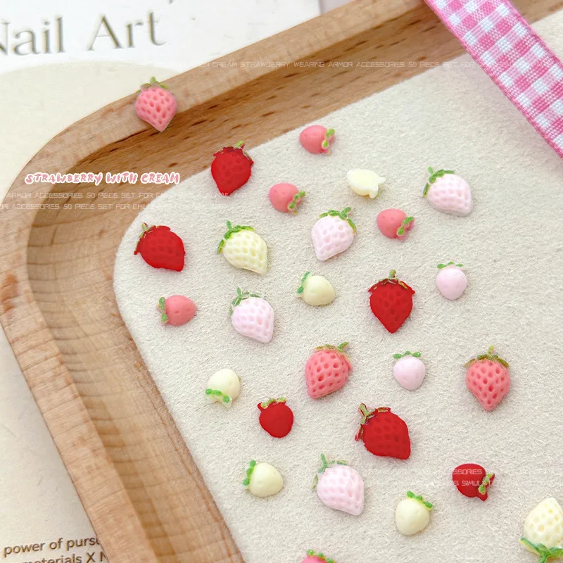 50pcs 크림 같은 딸기 네일 아트 액세서리 플랫 백 레진 네일 참 3D 혼합 색상 딸기 과일 네일 장식 쥬얼리
