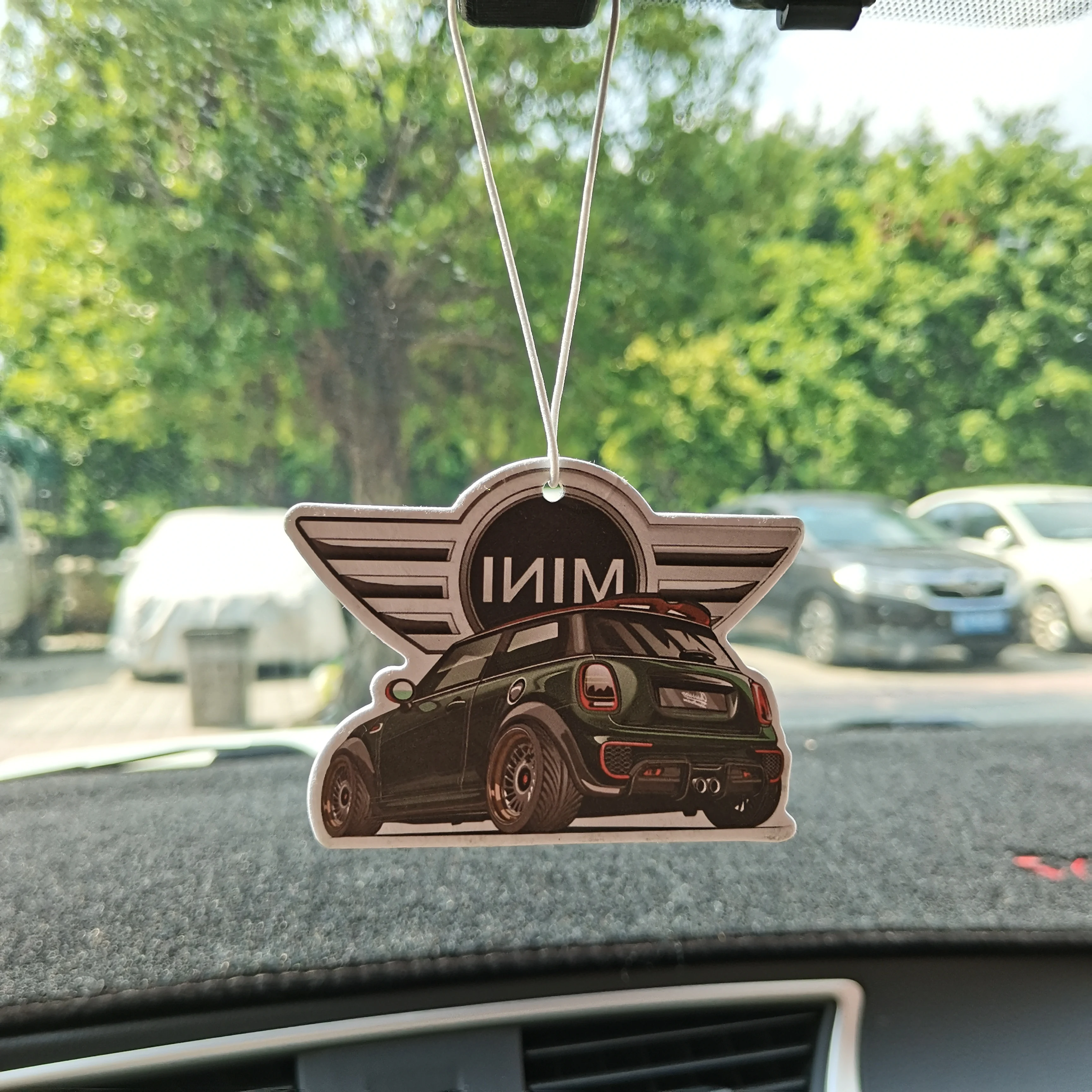 博肖です❣️肖戦 王一博 デザイン　プレイヤー型　車用アロマディフューザー 📢レコード型ディフューザーが車内をおしゃれ空間に 🚘汎用