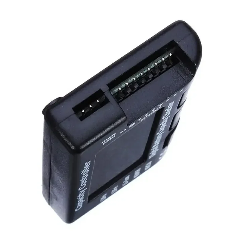 Testeur numérique pour modélisme RC branché sur une batterie en cours d'analyse