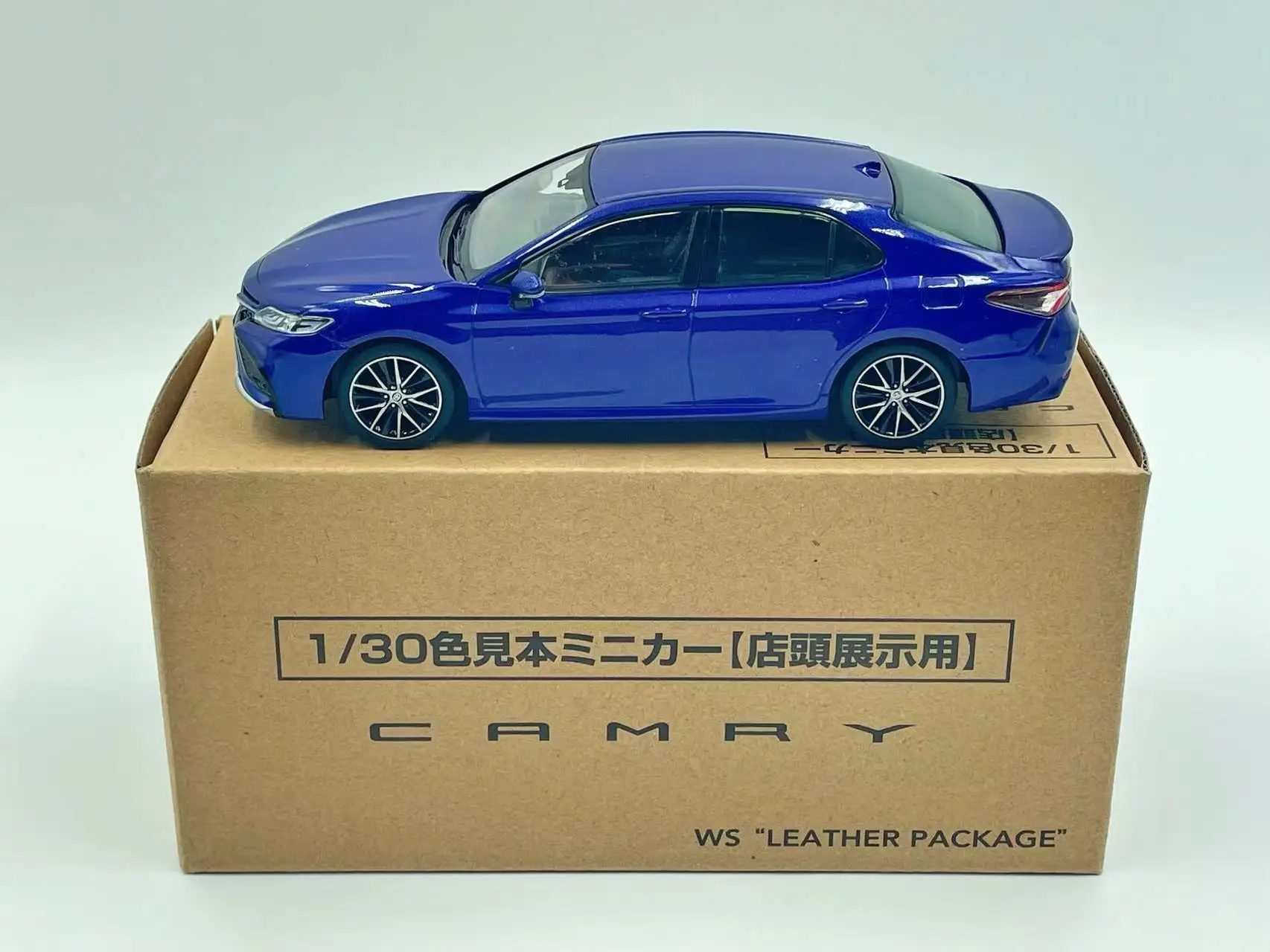 

Original Factory 1:30 Toyota Camry Limited Edition Metal Static Car Model Toy Gift