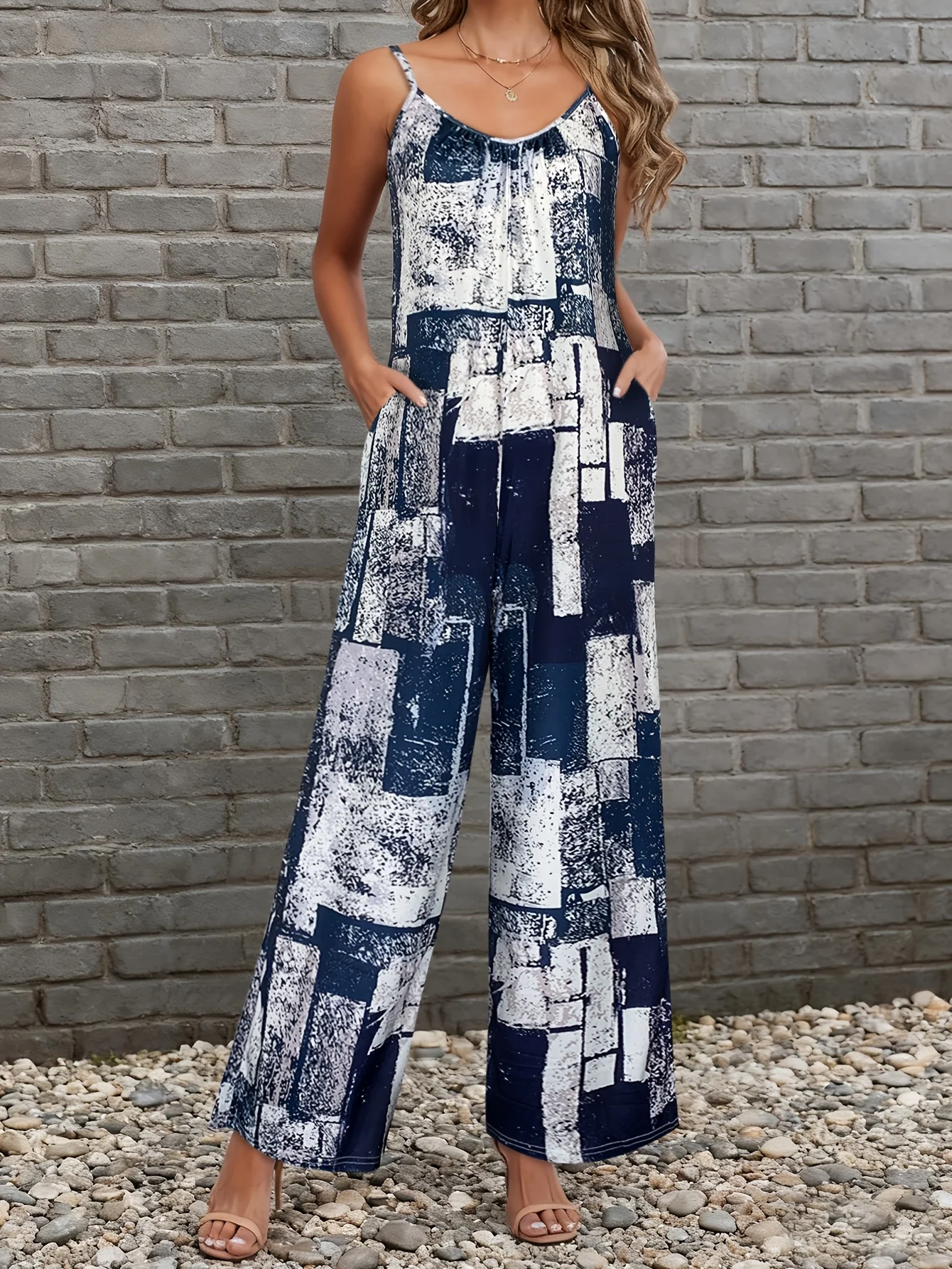 Damen-Jumpsuit mit abstraktem Blockdruck in Marineblau, Spaghettiträgern, V-Ausschnitt, lockerer Passform, weitem Bein und Seitentaschen