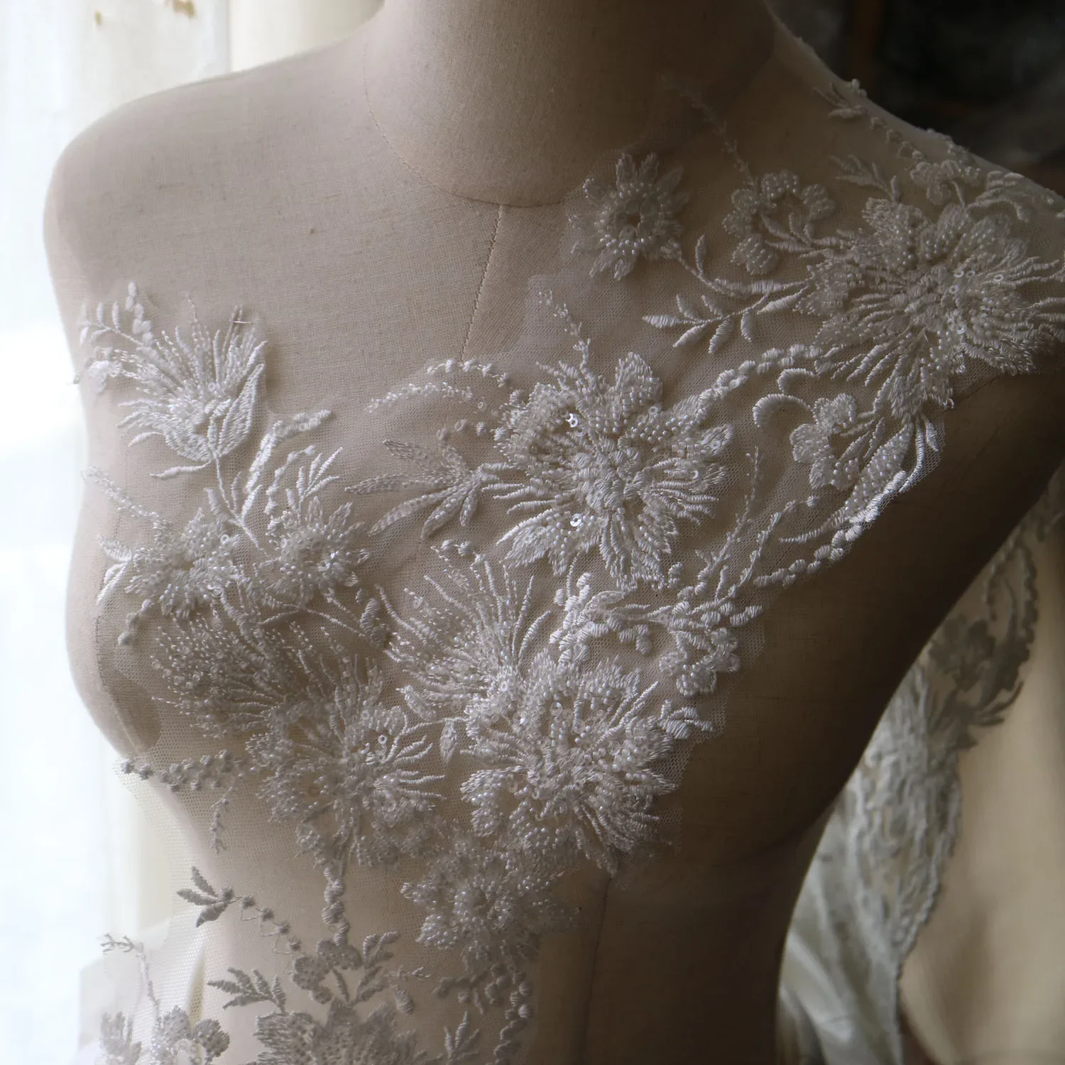 chinese dress ladies Symmetrical Vine Lace Applique for Wholesale