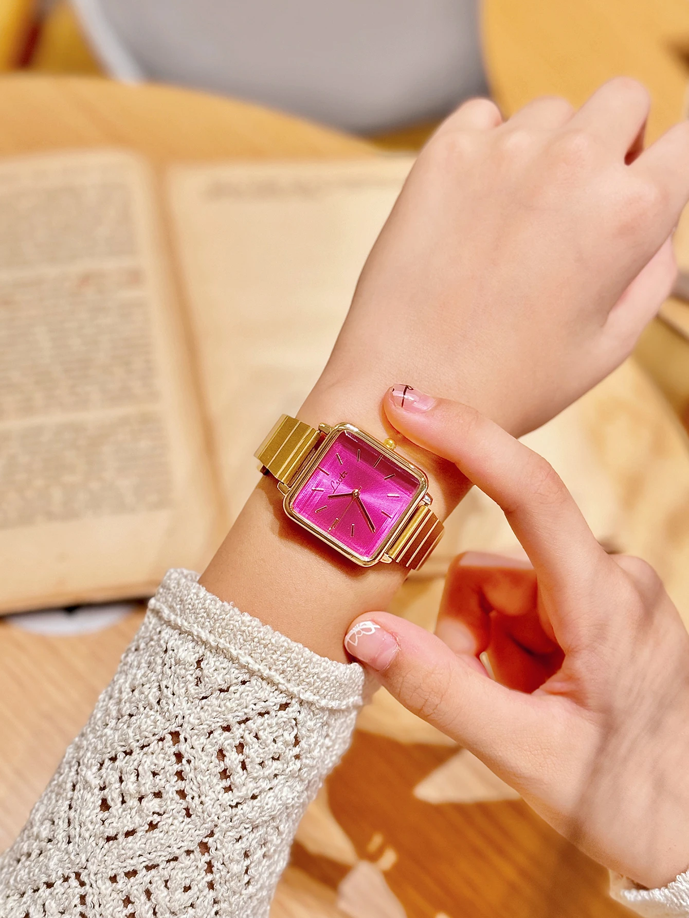 1 Piece of Gold Retro Simple and Elegant Women's Watch Stainless Steel Strap Quartz Watch Square Dial Casual Fashion Waterproof Women's Watch Suitable for Daily Wear Dinner and Other Occasions Decorative Wrist 4