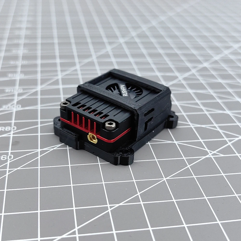 Support pour RUSH Max Solo imprimé en TPU, montrant les fixations et la texture flexible.