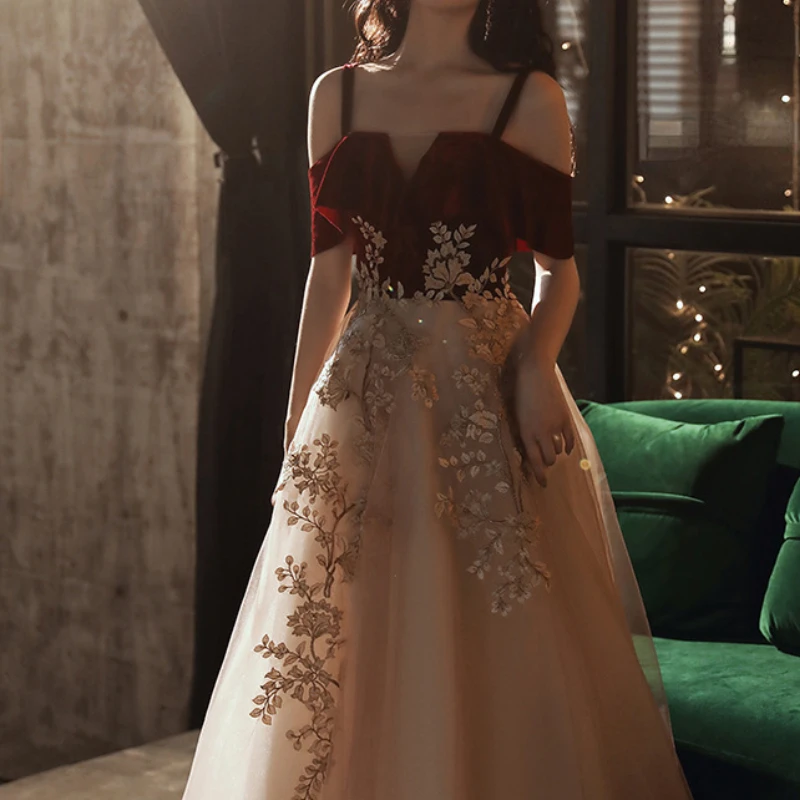 

Chinese Contrast Sling Slash Neck Wedding Party Dress Slim Fit A-line Strap Design Vestidos Exquisite Floral Appliques Prom Robe