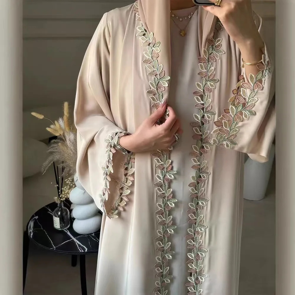 عباءة دبي الأنيقة باللون الأرجواني للنساء المسلمات - مطرزة بشكل دقيق بألوان متعددة ضمن الأزياء الإسلامية المحتشمة