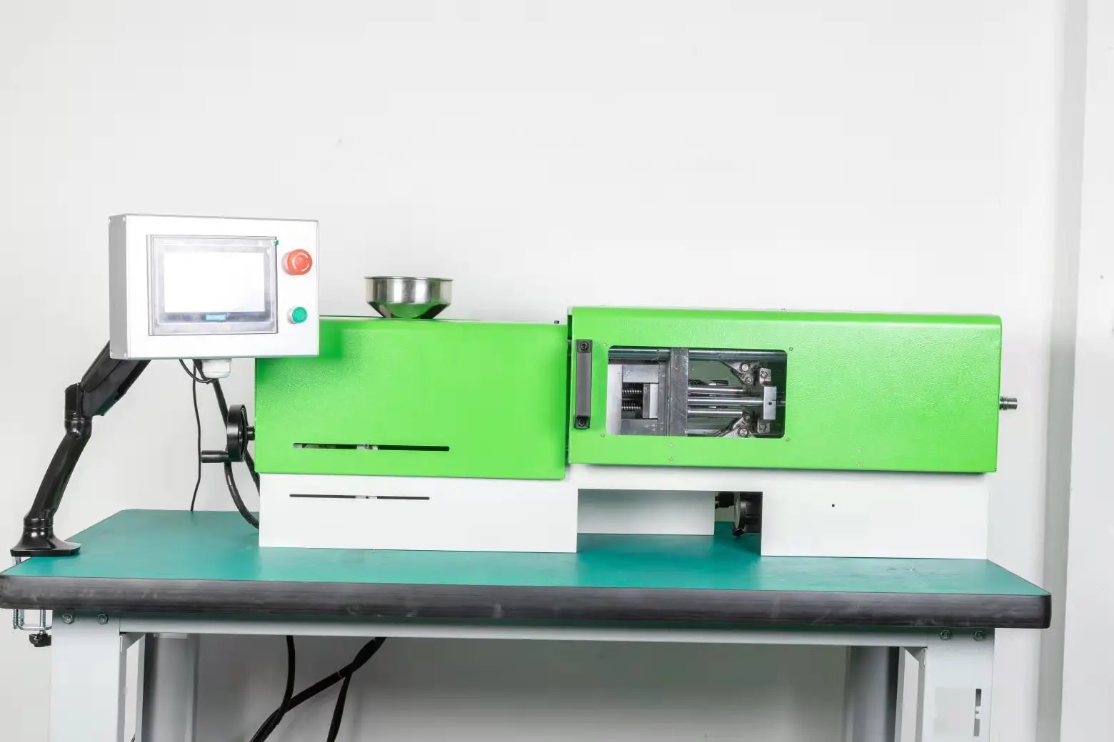 Рисунок 2 - Горизонтальная машина для изготовления крышек из ПВХ