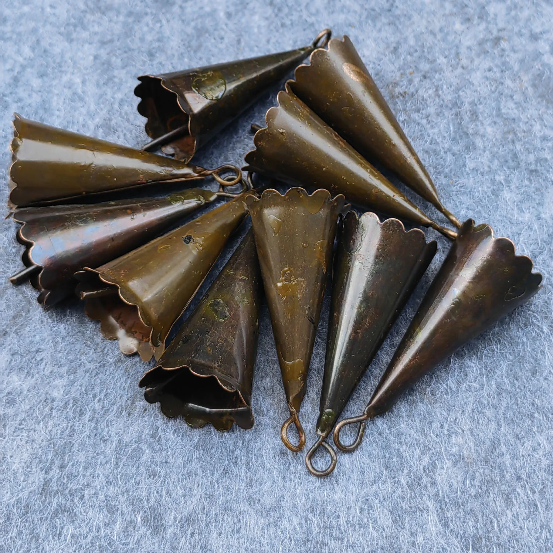 Rustic Iron Tin Metal Vintage jingle Bells rusty trumpet Bells for garland Crafts Wreath Holiday Ornaments Christmas deco 12pcs vintage jingle bells