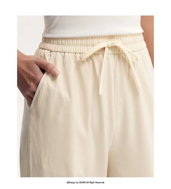 Pantalones casuales para mujer diseñados con un toque de textura. Pantalones cónicos de jacquard con estampado oscuro y un ajuste único y holgado.
