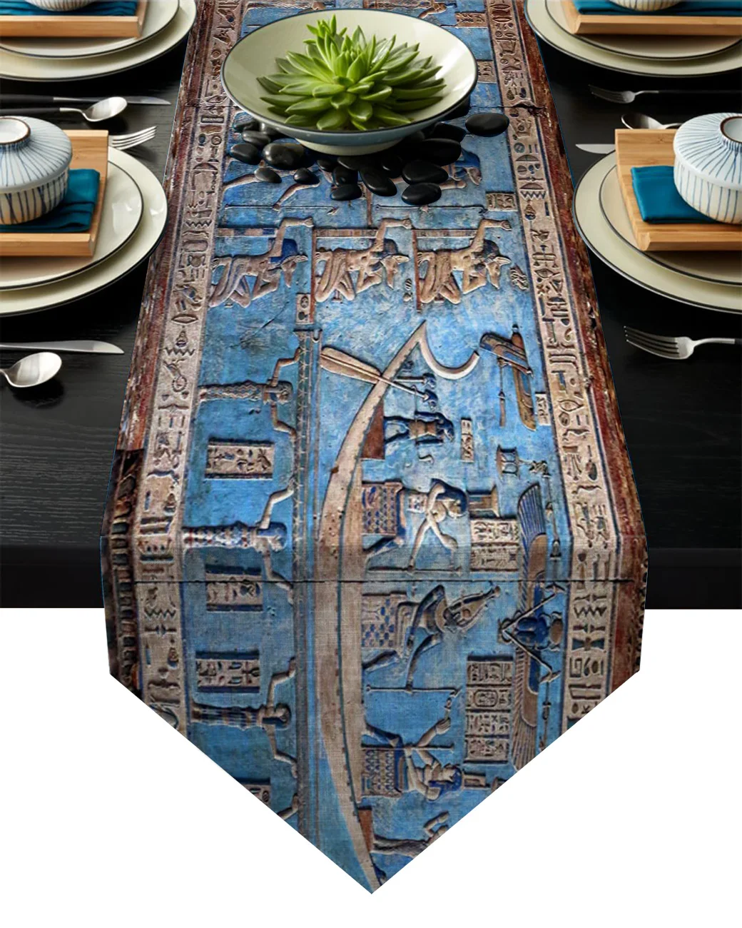 Настольная дорожка в виде древнего египетского храма с иероглифскими ребрами