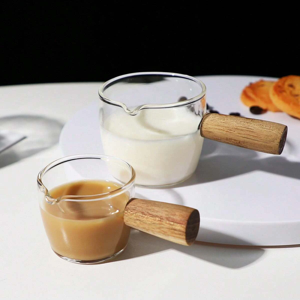 1pc-Wooden handle glass measuring cup, kitchen tool with a single spout for coffee and baking