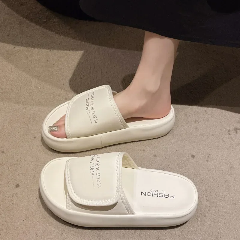 

Thick soled bread slippers for women's summer 2024 new casual flip flops fashionable for home and outdoor wear