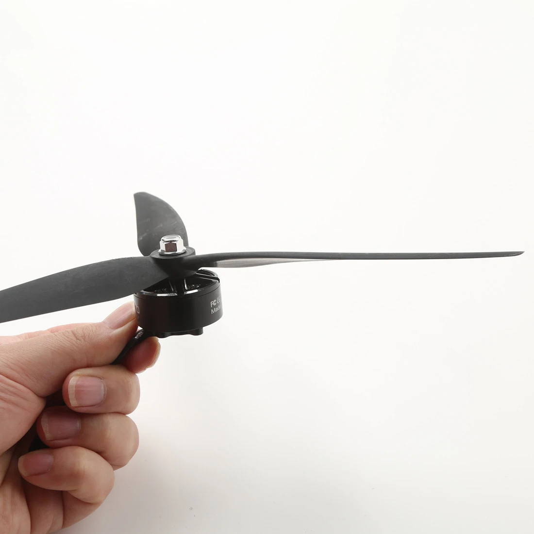 Hélices de drone course 9 pouces en fibre de verre et nylon, vue de profil montrant le profil aérodynamique