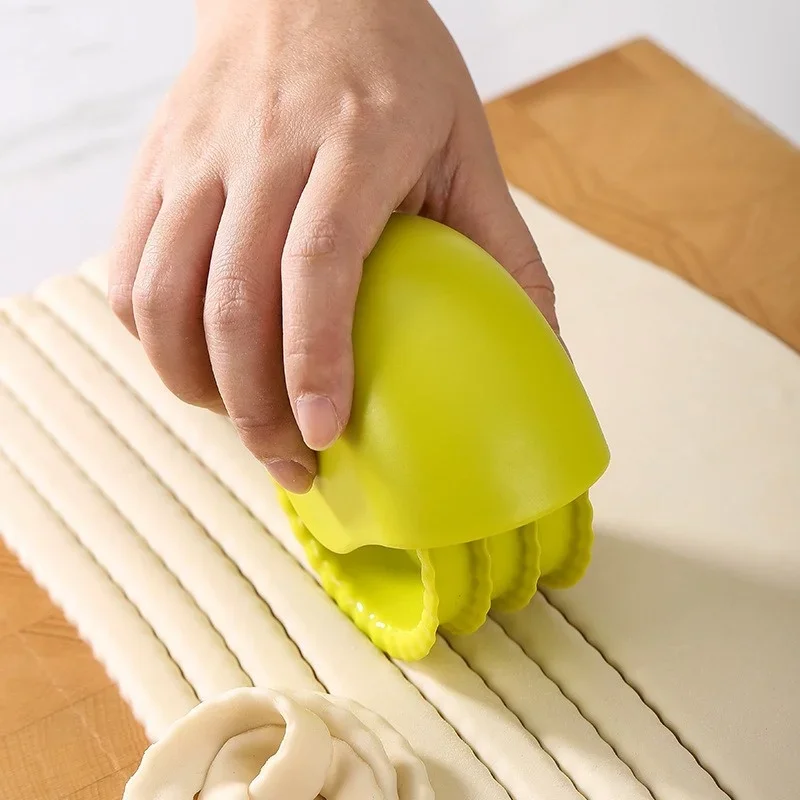 Scroll Wheel Baking Pastry Tool for Little Squares Mini Pizzas Raviolis Breadsticks Tagliatelle Biscuit Mold Cutter 1Pcs