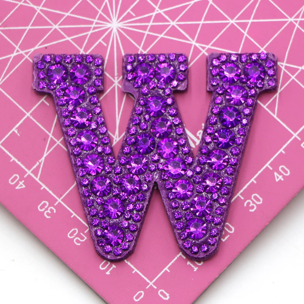 1 Stück Lila A-Z Aufbügelbare Bunte 3D-Strass Englische Buchstaben-Patches für Kleidung Stickerei-Applikationen DIY-Namensschilder – Detail 22
