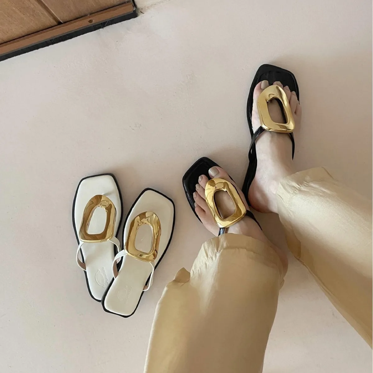 2024 Summer New Square Head Metal Buckle Herringbone Trailer Open Toe Casual Flat Bottom Versatile, Small and Fashionable