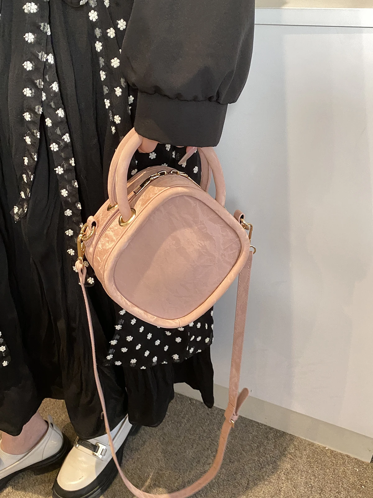 

Корейская версия однотонная женская сумка 2024 новая индивидуальная маленькая квадратная сумка универсальная сумка через плечо Ins