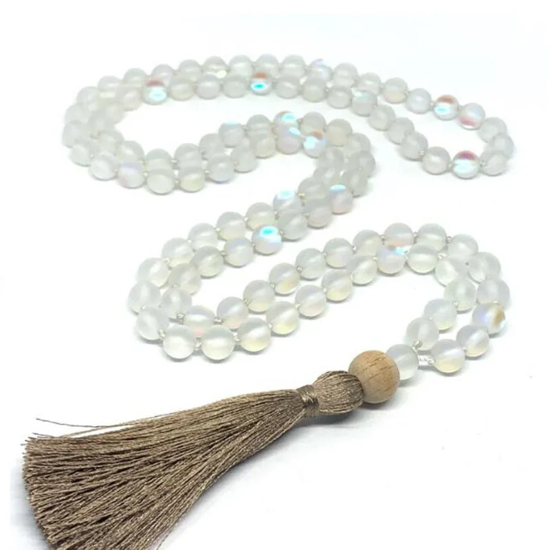 

Женское матовое ожерелье с кисточками и бусинами